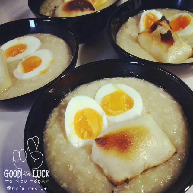 Snapdishの料理写真:おはようございまーすヾ(o´∀｀o)ﾉ☀
今日の朝ごはんは鍋の後のお雑炊🍲
卵とお餅をトッピングー🌟|Kashimanakitchenさん