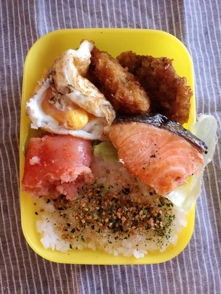 簡単弁当。起きるの遅すぎて急いで作ったー間に合ったー😅|mmmさん