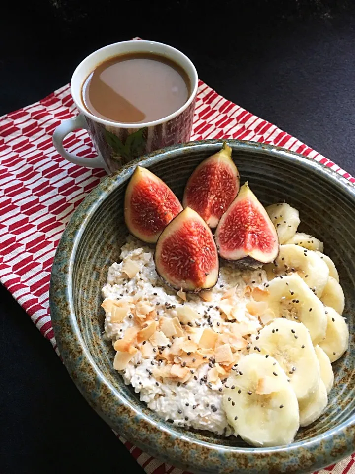 Peanut butter overnight oats with banana, figs, chia seeds & toasted coconut flakes. ☕️|coxiella24さん