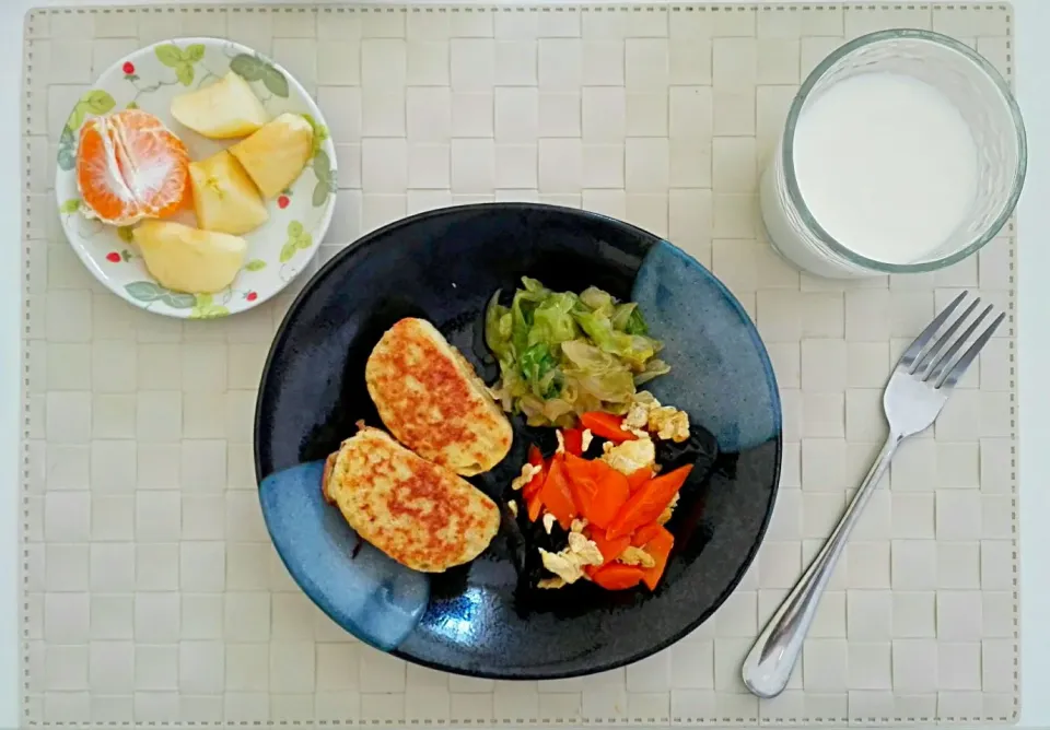 Breakfast: fried steamed buns with egg, fried lattuce, fried carrot and egg, apple and orange, milk.|Liciaさん