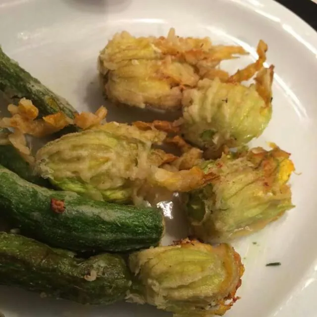 fried zucchini flowers|CHUENCHAIさん