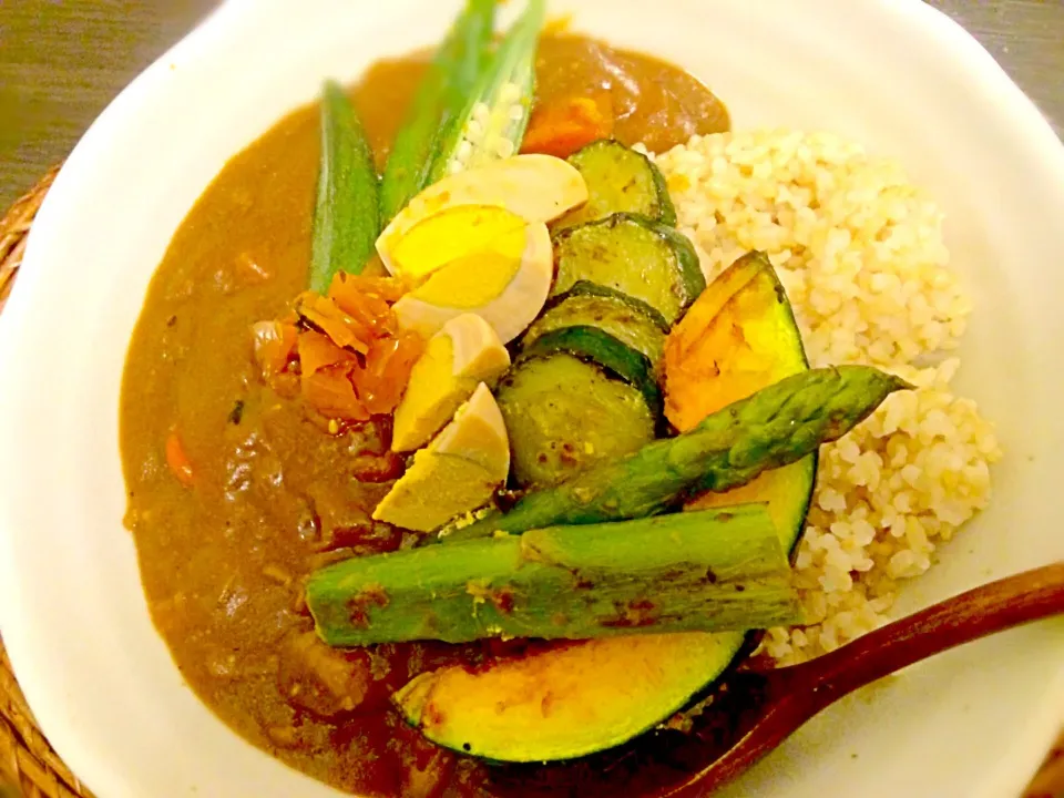 盛り盛りのっけ玄米カレー🍛 オクラがカレーに水没wたまごの黄身が粉々ww|まみさん