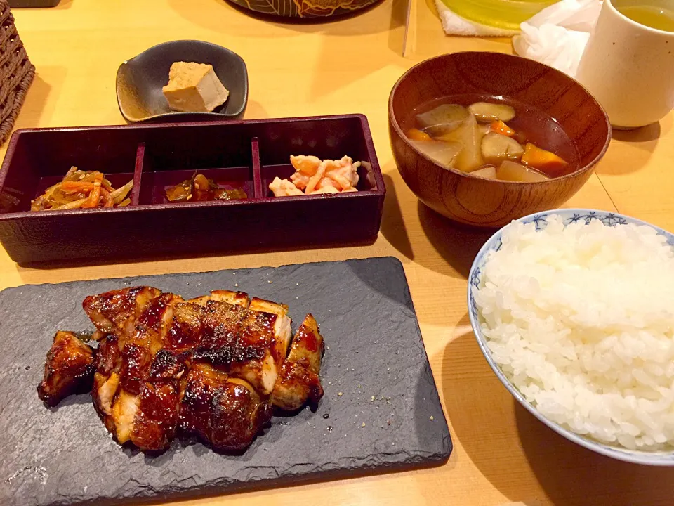 Snapdishの料理写真:炭火たれ焼き鶏定食|なめろうさん