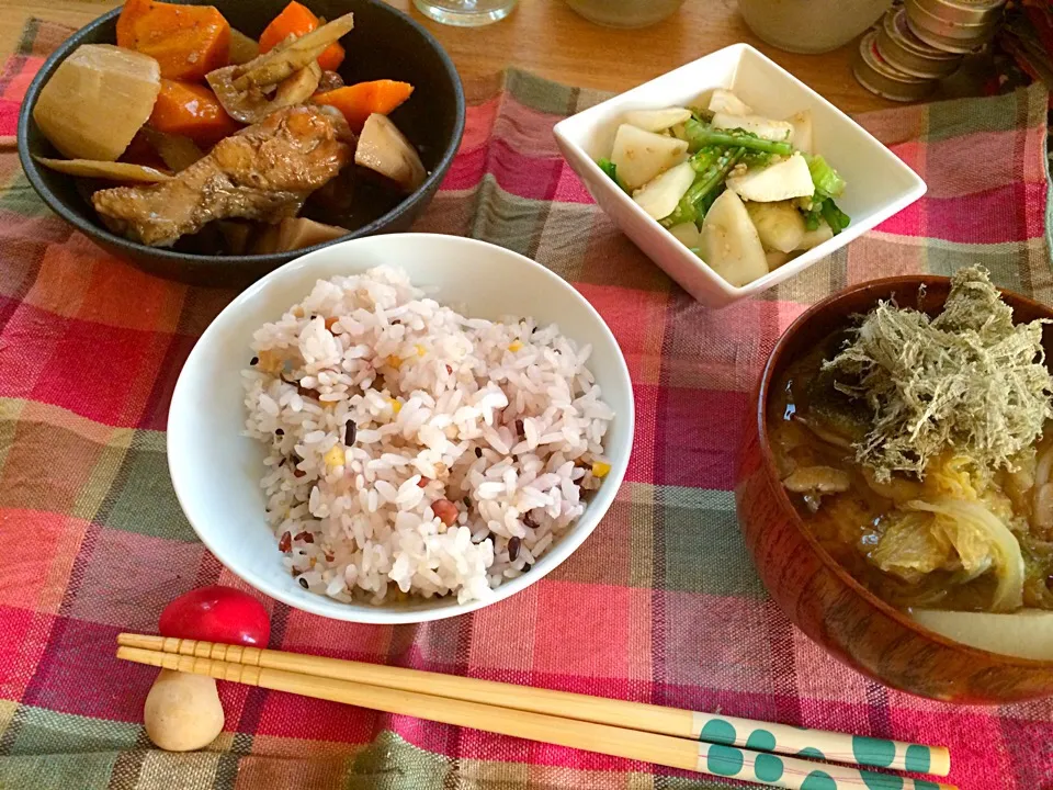 朝ごはん★手羽元と根菜のさっぱり煮、ごま風味のかぶの漬け物、みそ汁、十穀米|ハルさん