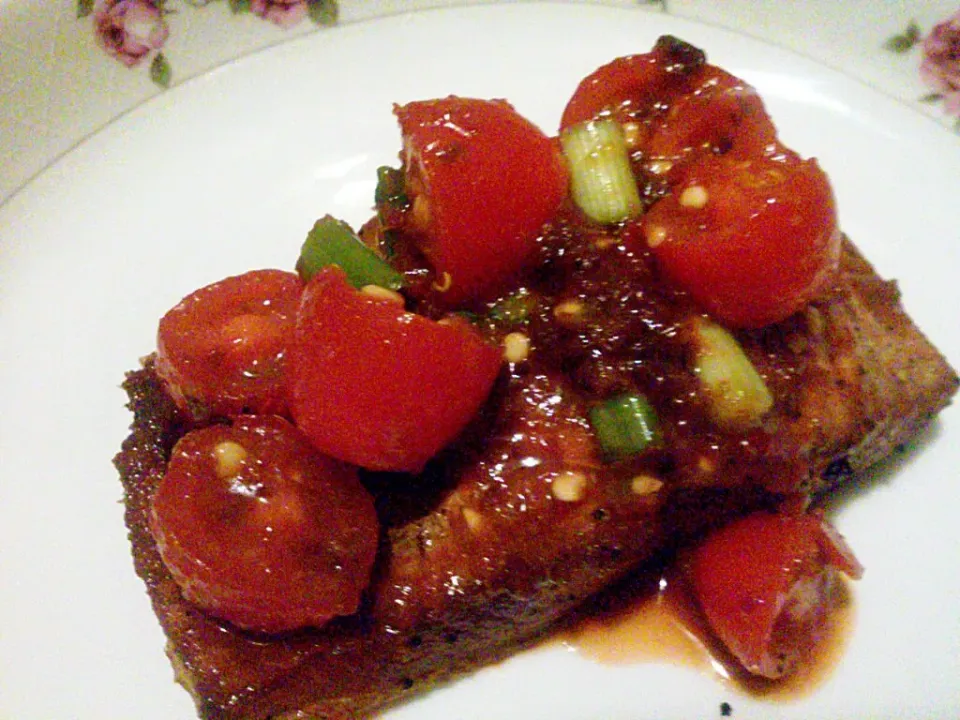 pan seared salmon topped with a mixture of chilli & shrimp paste, green onions & grape tomatoes|Benjamin Rimorin Jr.さん