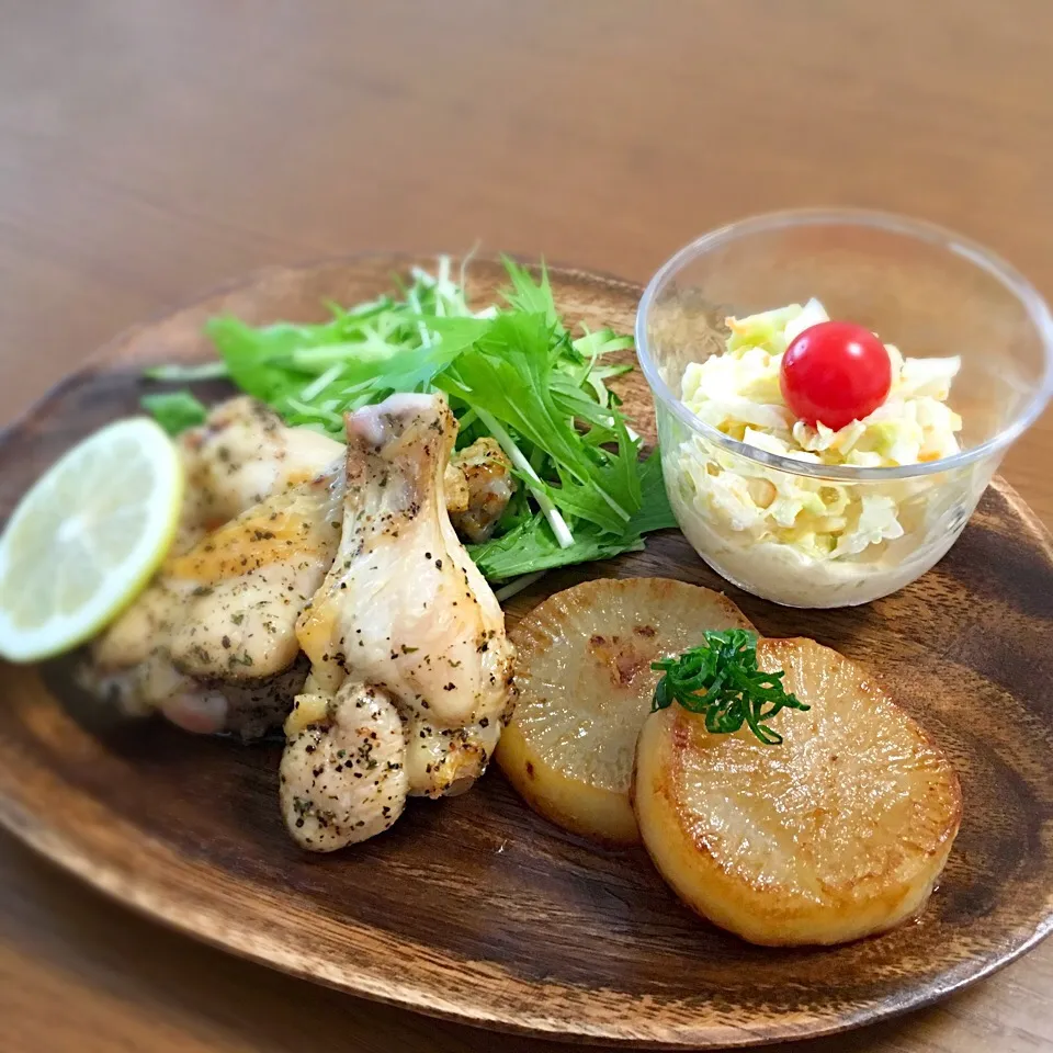 Snapdishの料理写真:10/28 本日のランチプレート🍴（手羽元のハーブロースト、大根ステーキ、コールスロー、サラダ）|むぎママさん