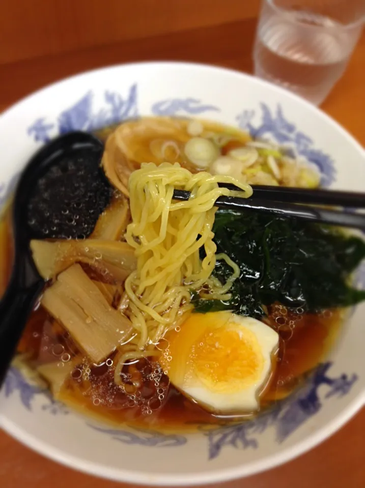 お昼食べるタイミング逃した(^◇^;)市ヶ谷駅ホームで中華そば420円 実は好きなのこういうジャンクなやつ♪|hoppycowさん