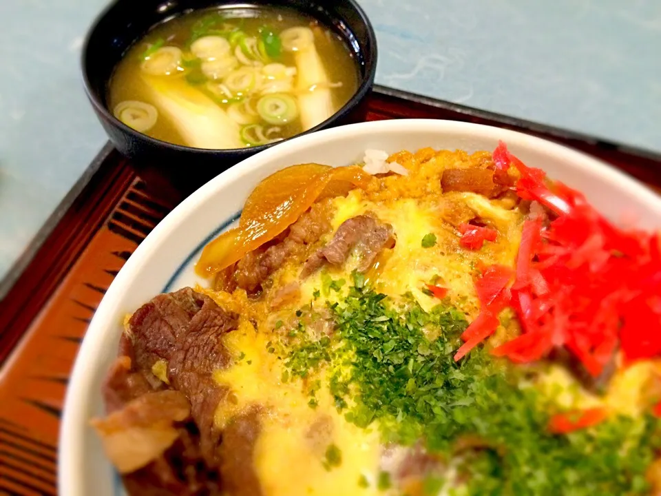 ☆今日の賄い☆
牛玉丼&きのこの味噌汁|mamiさん