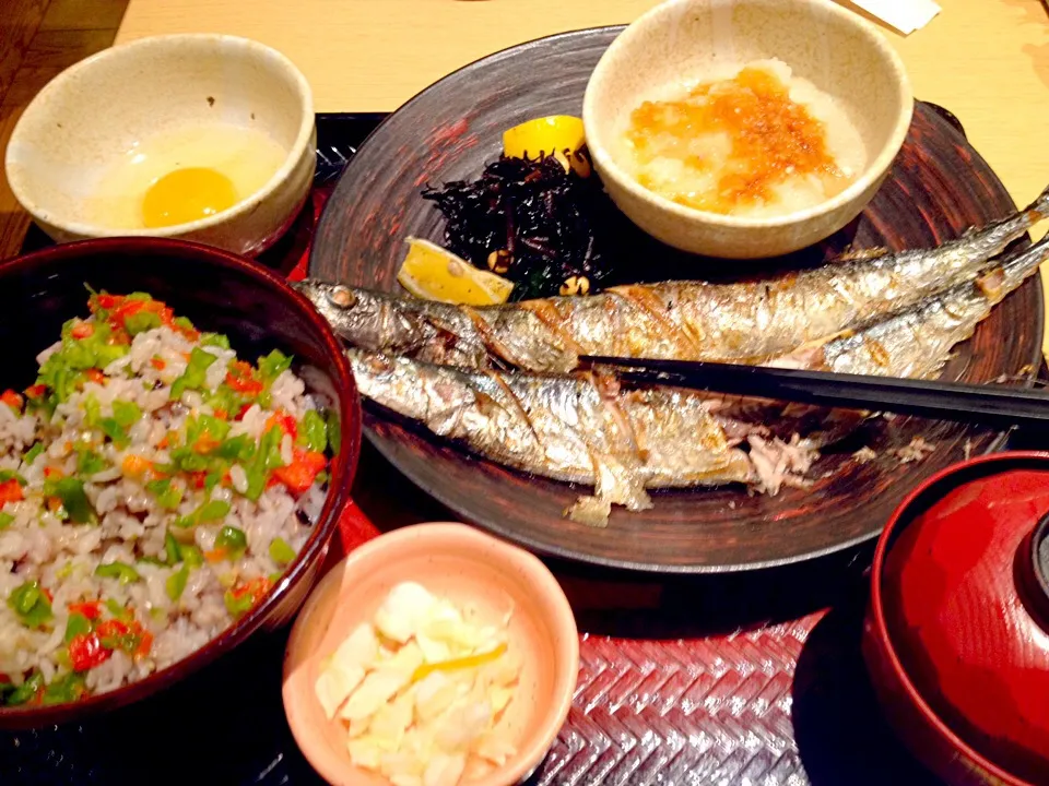 撮り忘れて箸をつけてしまいました(^_^;)釧路沖 生さんまの炭火焼きW定食1220円也|秋山知隆さん