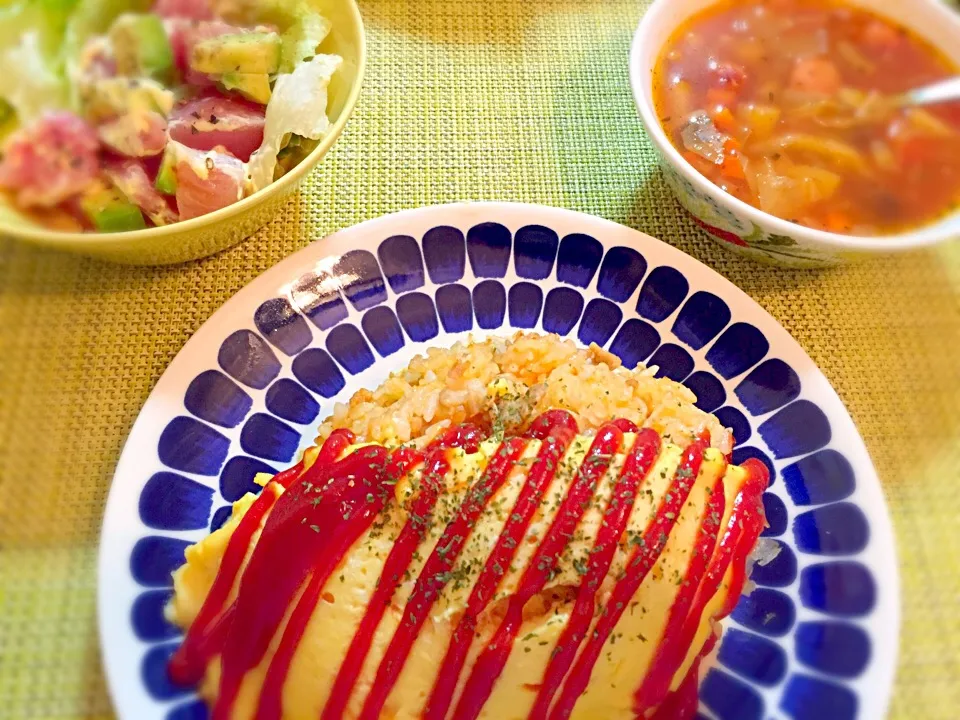 子供達のリクエストのオムライス、ミネストローネ、マグロとアボカドのサラダ|Akiko Furukawaさん