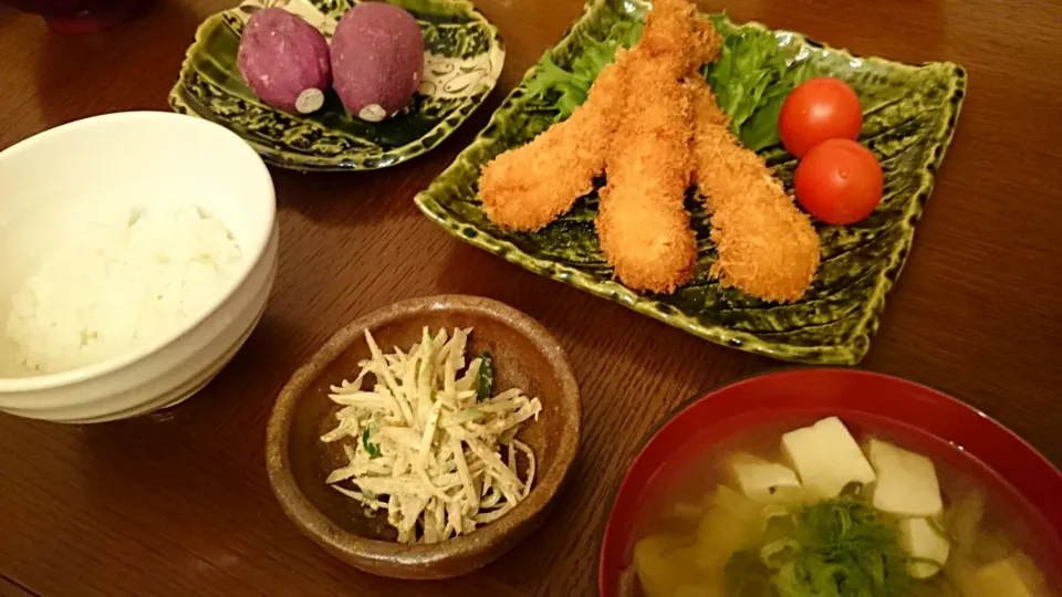 Snapdishの料理写真:エビフライ、付け合わせ野菜、玉ねぎ豆腐舞茸のお味噌汁、御坊と胡瓜のゴマサラダ、焼き芋|アンジェさん