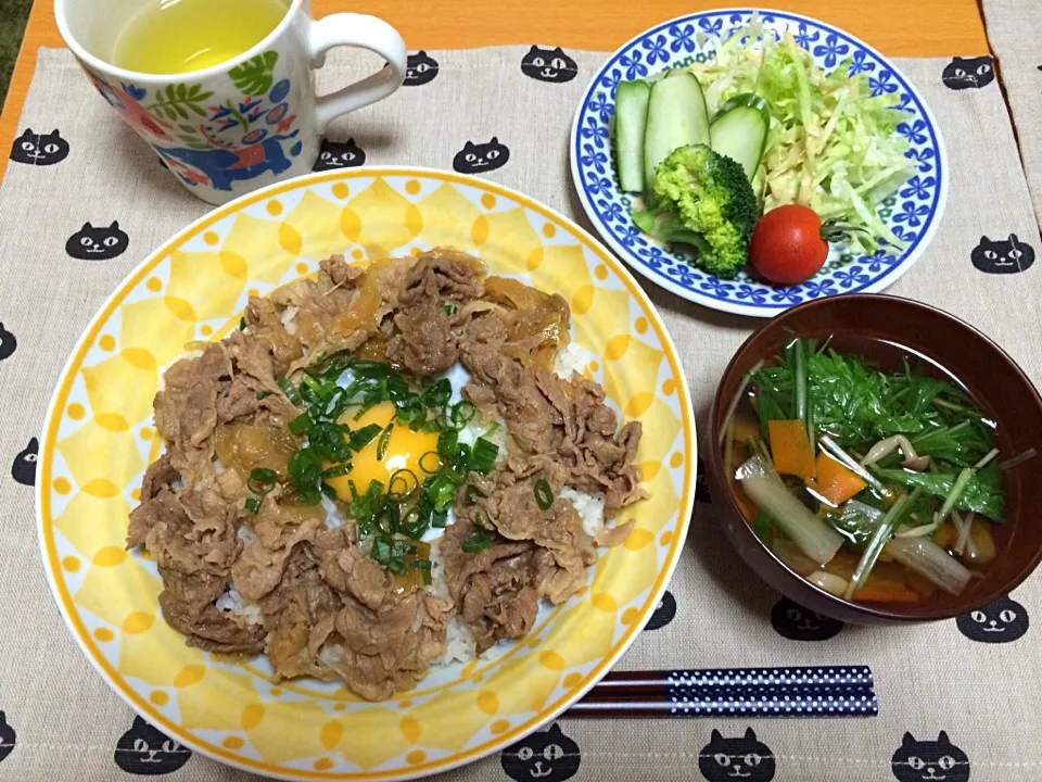 夜ごはん、牛丼、しめじと根菜の刻み汁、レタスサラダ|ゆーみんさん