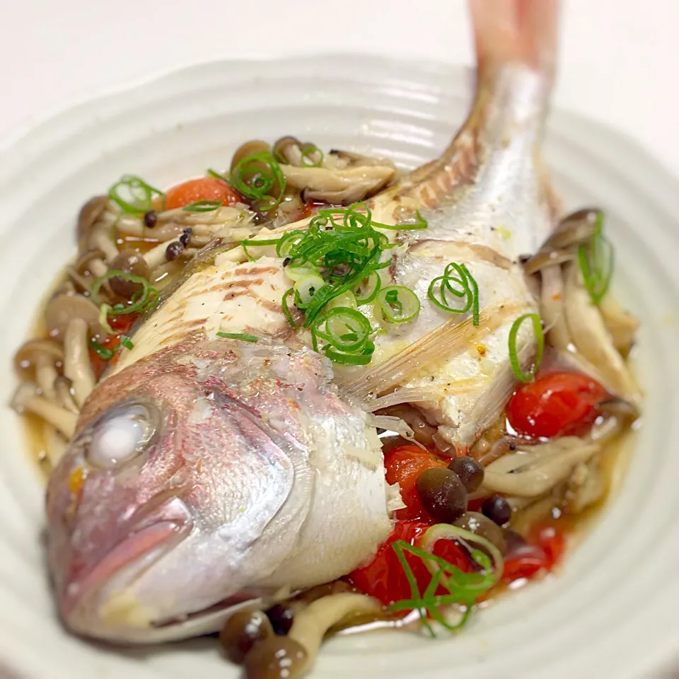 真鯛🐟しめじ🍄トマト🍅のあっさり蒸し焼き|むぎママさん