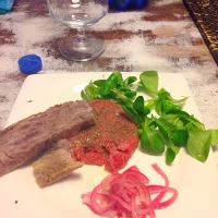 Tartare di manzo con pane alle patate viola e cipolle sott'aceto|goghiさん