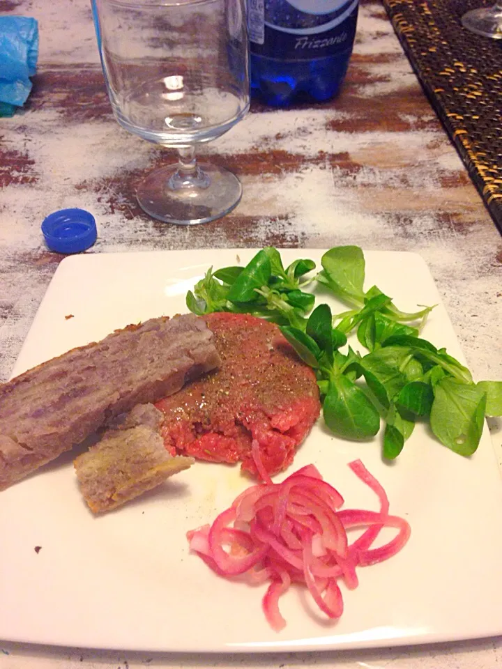 Tartare di manzo con pane alle patate viola e cipolle sott'aceto|goghiさん