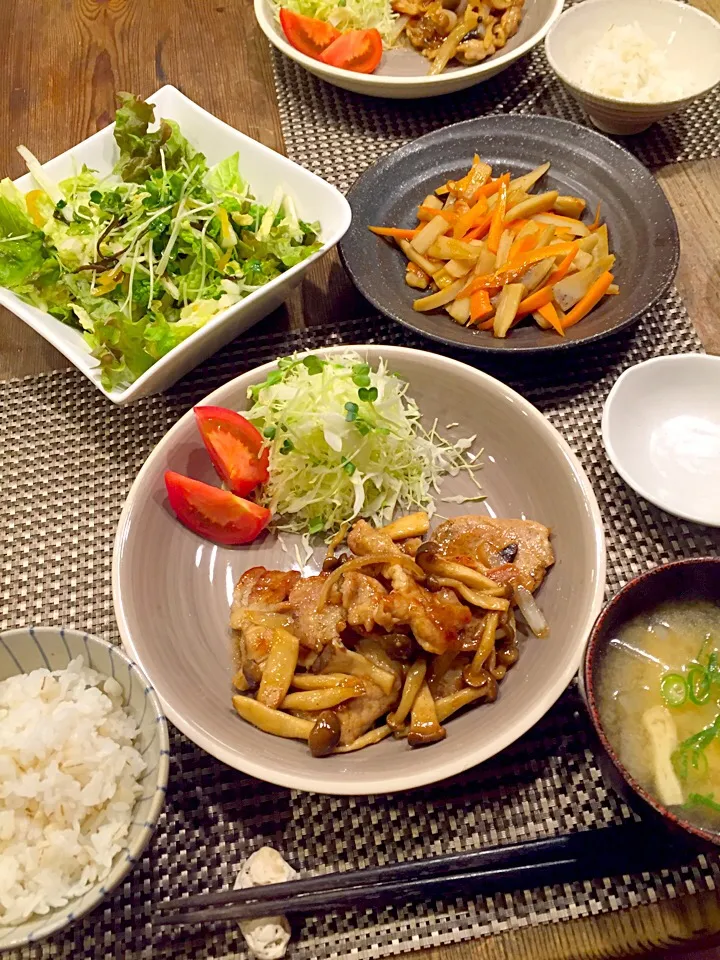 今日はキノコたっぷり生姜焼き🍄白菜の塩昆布サラダ🍀蓮根のきんぴら、大根と油揚げのお味噌汁✨|まみりんごさん