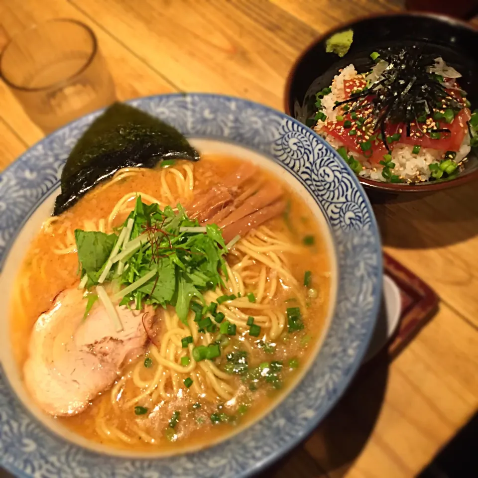 塩豚骨ラーメンにこぶりまぐろ丼！|shuさん