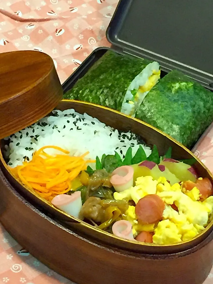 10月29日豚肉のオイスターソース弁当
豚肉とピーマンのオイスターソース
ソーセージ入りスクランブルエッグ
人参のラペ
かまぼこ
大葉
さつまいものはちみつれもん煮

おにぎらず|ひななぎさん