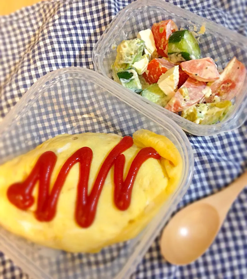 今日のお弁当。今朝は時間がなかったので、オムライス、アボカドとトマトのサラダのみ〜。|Junさん