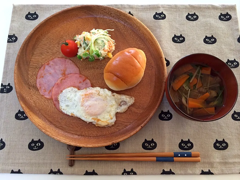 朝ごはん、ロールパン、ハムエッグ、ポテトサラダ、根菜の刻み汁|ゆーみんさん