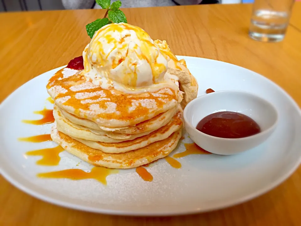 自家製キャラメルとバニラアイスのパンケーキ🍴💕|pichoooさん