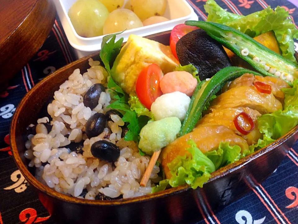 今日の私のお弁当はいつもの黒豆麦ご飯とレンジで簡単鶏チャーシューです🎵|とんちんさん