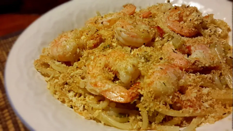 Garlic pasta with shrimp & toasted panko|Jiraphon Gさん