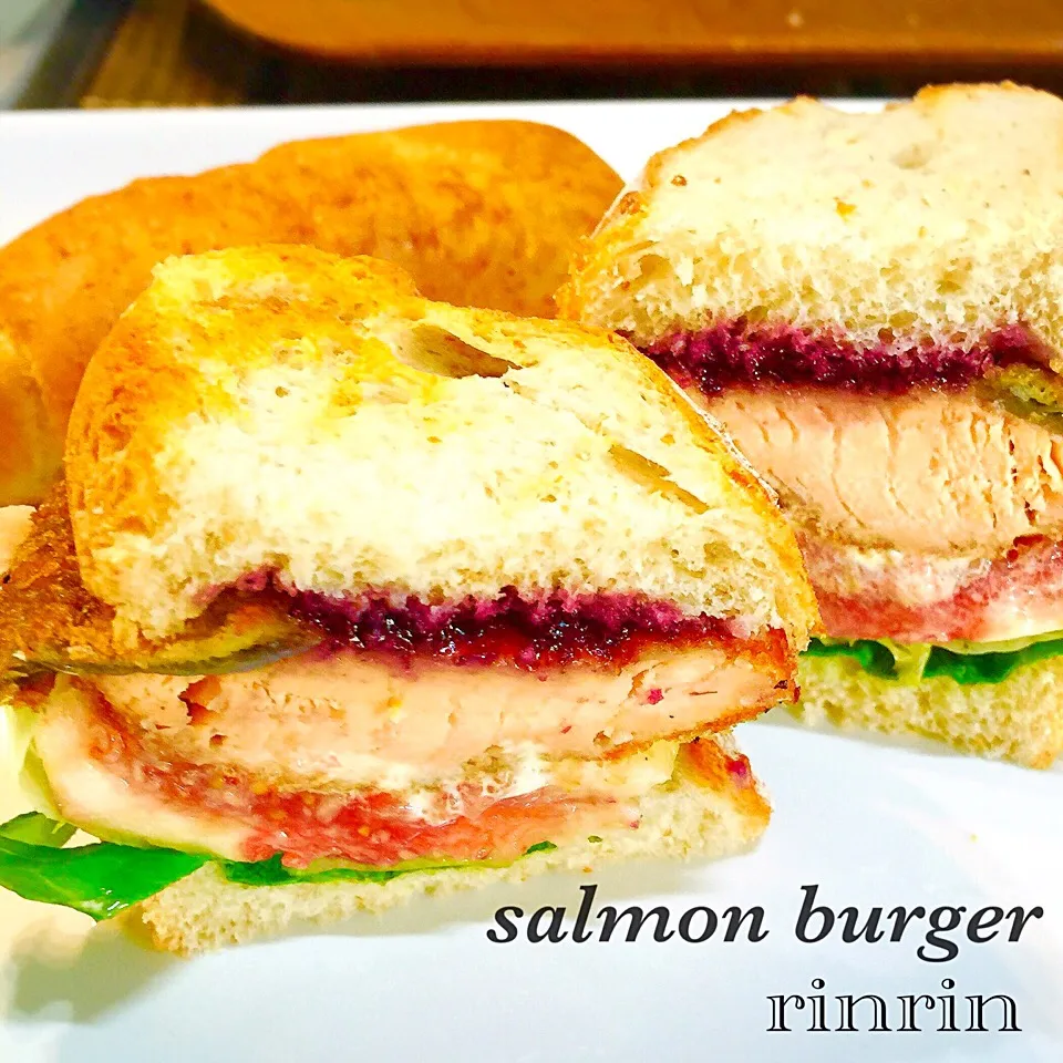 Snapdishの料理写真:今日の朝ごはん
秋鮭を使ったsalmonburger。
イチジクとブルーベリーソース入り*･゜ﾟ･*:.｡..｡.:*･'(*ﾟ▽ﾟ*)'･*:.｡. .｡.:*･゜ﾟ･*|りんりんさん