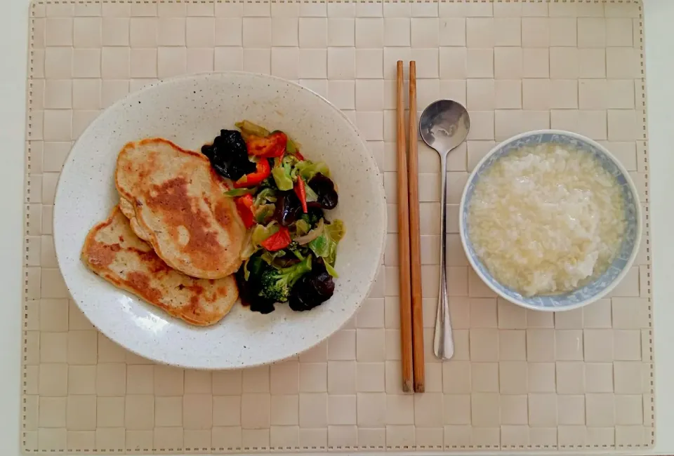 Breakfast: fried pancake with nuts, congee,.|Liciaさん