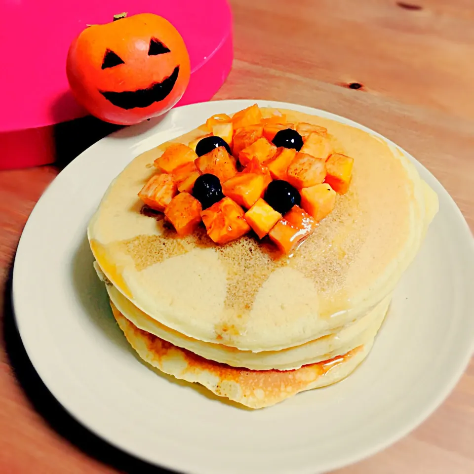 ハロウィンパンケーキ 
ダイスカット柿とブルーベリー添え|Shirokoさん