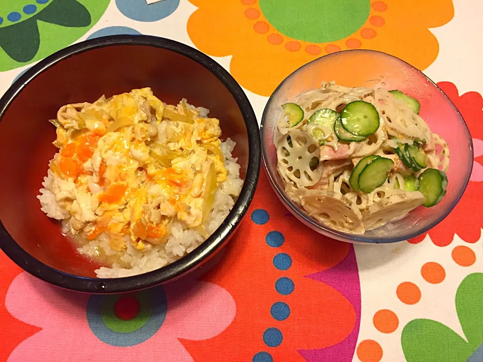 Snapdishの料理写真:親子丼とコンコンサラダ( ´͈ ᗨ `͈ )◞♡⃛|さくたえさん