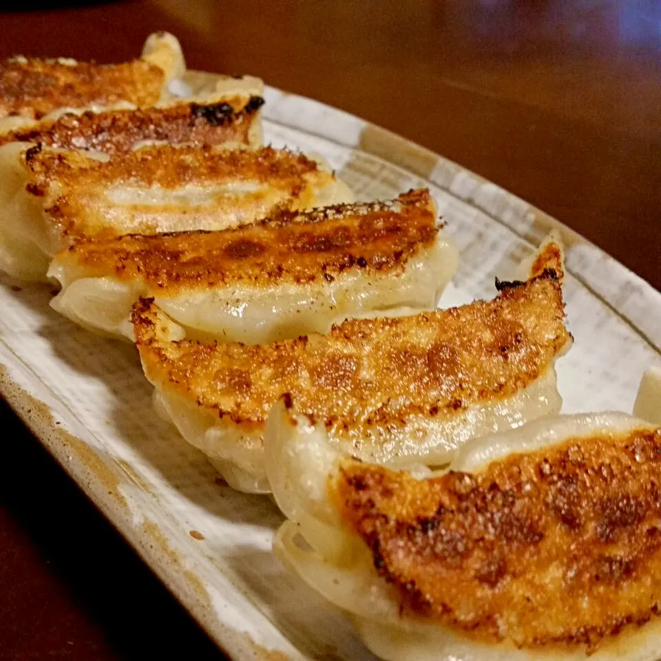 王将の餃子買ってきて、家で焼きました😁|ふりるさん