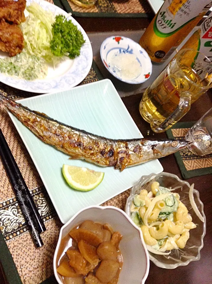 Snapdishの料理写真:秋刀魚の塩焼き＆鶏の唐揚げ＆マカロニサラダ＆牛すじ煮込み|まぐろさん