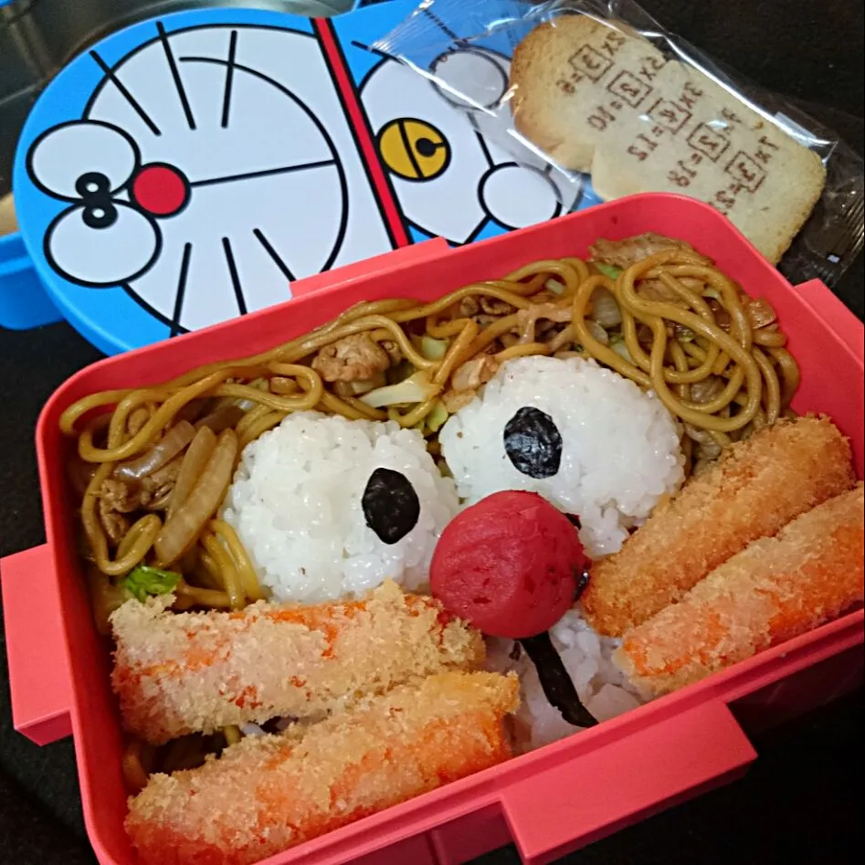 Snapdishの料理写真:お弁当(10/29)
ドラえもん風梅干しごはん&焼そば、にんじんのフライ|さっちんさん