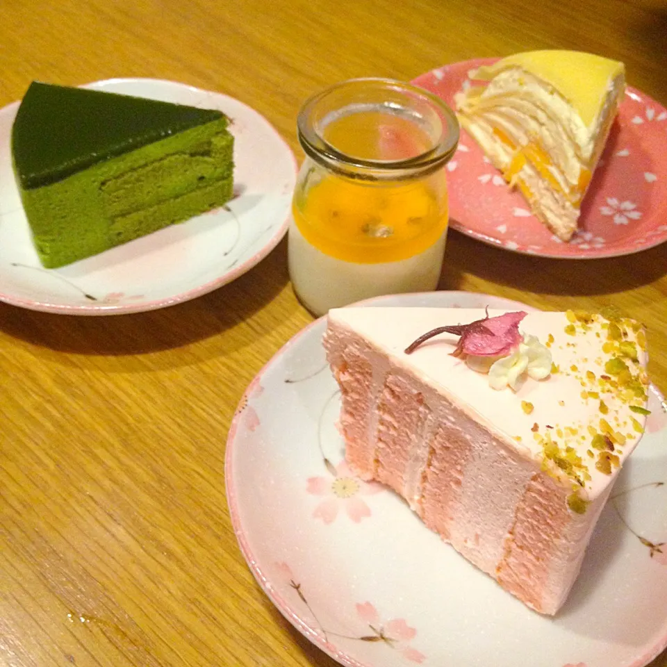 Matcha tiramisu, peach crepes,  sakura mousse and passion fruit panna cotta.|Lucy Nguyenさん