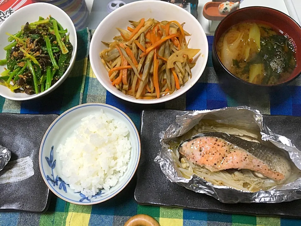 Snapdishの料理写真:鮭のホイル焼き・ほうれん草のごま和え・キンピラごぼう|あおママさん