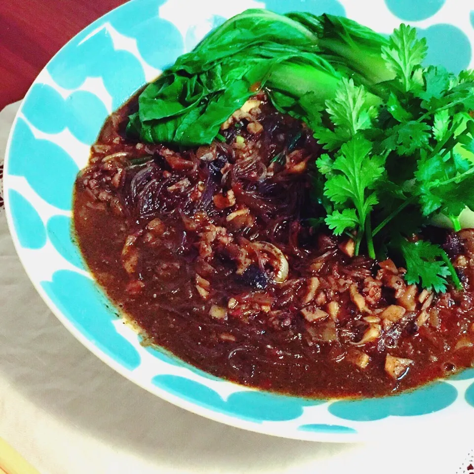 nonkoさんの担々麺をアレンジ。黒ごまペーストと春雨、ひき肉の半分を舞茸で担々春雨で夕ごはん。|yukko7740さん