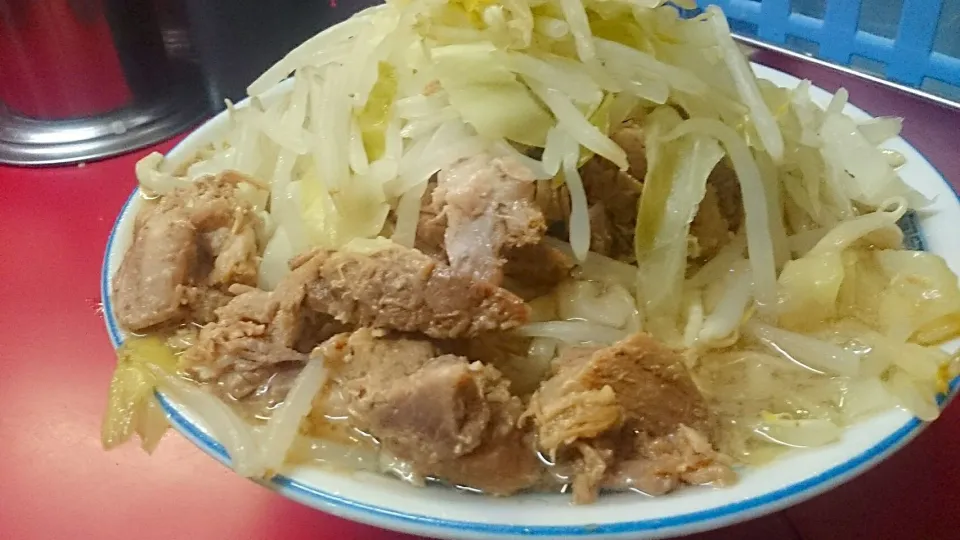 二郎 目黒店 の 小豚ラーメン+ヤサイ+ニンニク ＠目黒|大脇さん