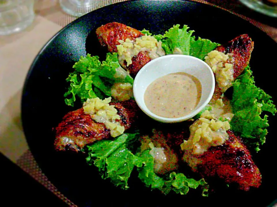 ニンニク唐辛子とヨーグルトソース添えグリルチキンウィング Grilled Chicken Wing w/ Garlic Chillie and Yogurt Sauce ✔|🌼 Pooja's Kitchenette 🌼さん