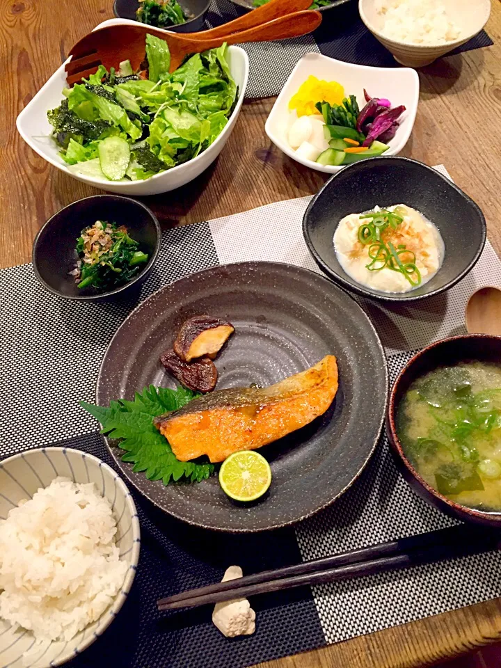 今日はヘルシー和食🍚秋鮭の和風ムニエル🐟温かい寄せ豆腐、レタスと韓国海苔の塩サラダ🍀ニラのお浸し、お漬物、ワカメと油揚げ、ネギのお味噌汁💛|まみりんごさん