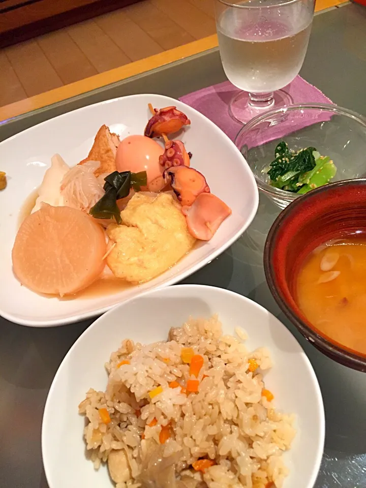 Snapdishの料理写真:今夜も1人〜だけど、おでん作ってみました😋あと鶏ごぼうご飯と、小松菜ナムル♪|Tomomi Booさん