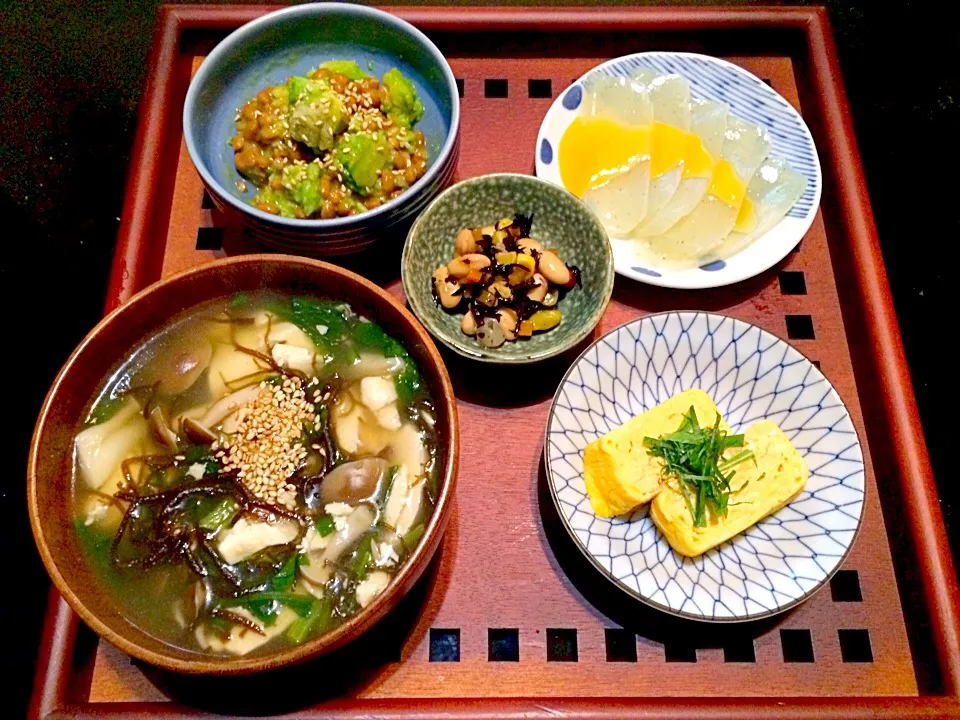 沖縄もずくと豆腐と春菊のスープ&出し巻き卵&紫蘇入り刺身こんにゃく&アボ納豆定食♪|Nonさん