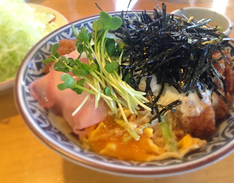 Snapdishの料理写真:営業マンの昼ごはん カツ丼|ぽんたさん