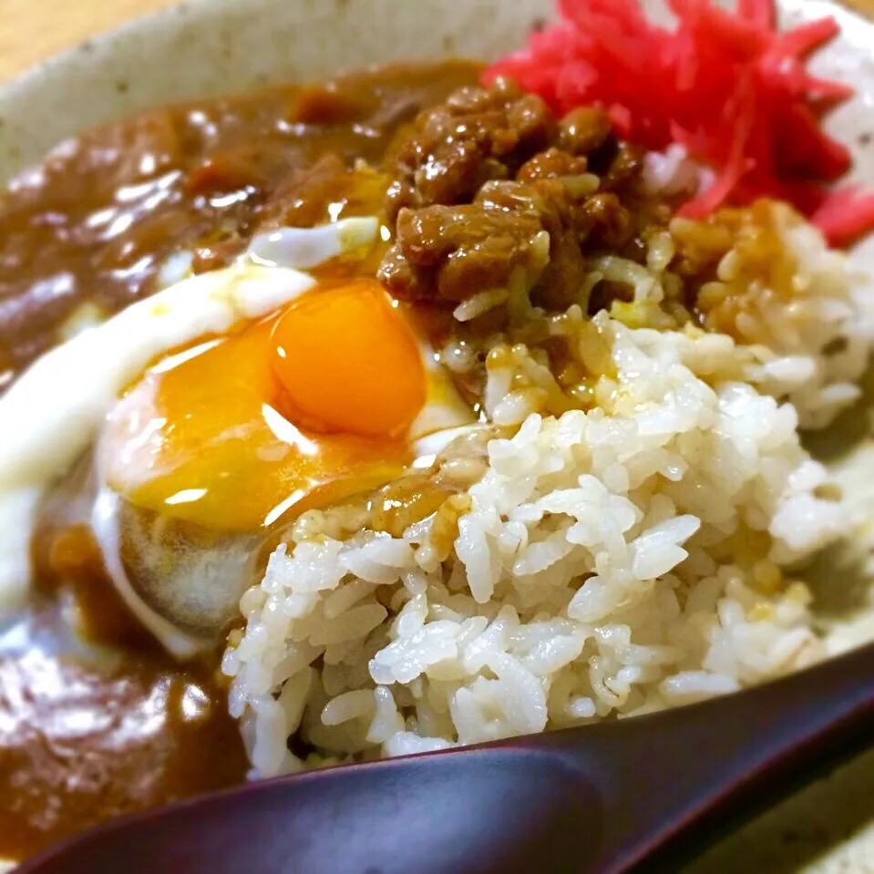 Snapdishの料理写真:納豆と卵とカレー、紅生姜 ♪|angiee♡さん