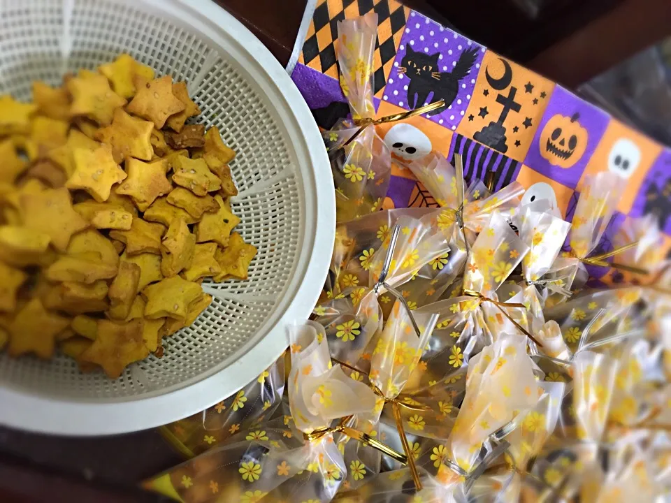 Snapdishの料理写真:Happy Halloween🎃‼︎
かぼちゃとゴマのクッキー
職場の皆さんに差し入れ💕|まるちゃんさん