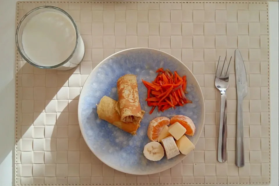 Breakfast: egg crepe roll with fried bean sprout, salty sliced carrot with onion, apple, banana and orange, soymilk.|Liciaさん