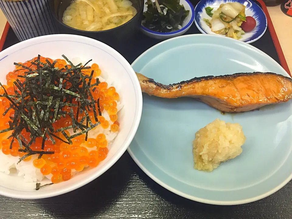 銀鮭照焼きと生いくら丼のセット|流線形さん