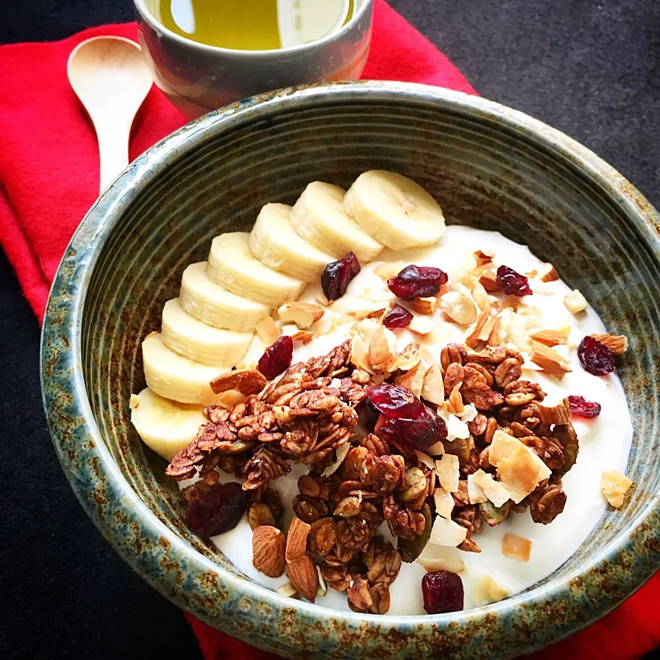 Greek yogurt with homemade chunky granola, banana, dried cranberries, toasted coconut flakes & chopped almonds. 🍵|coxiella24さん