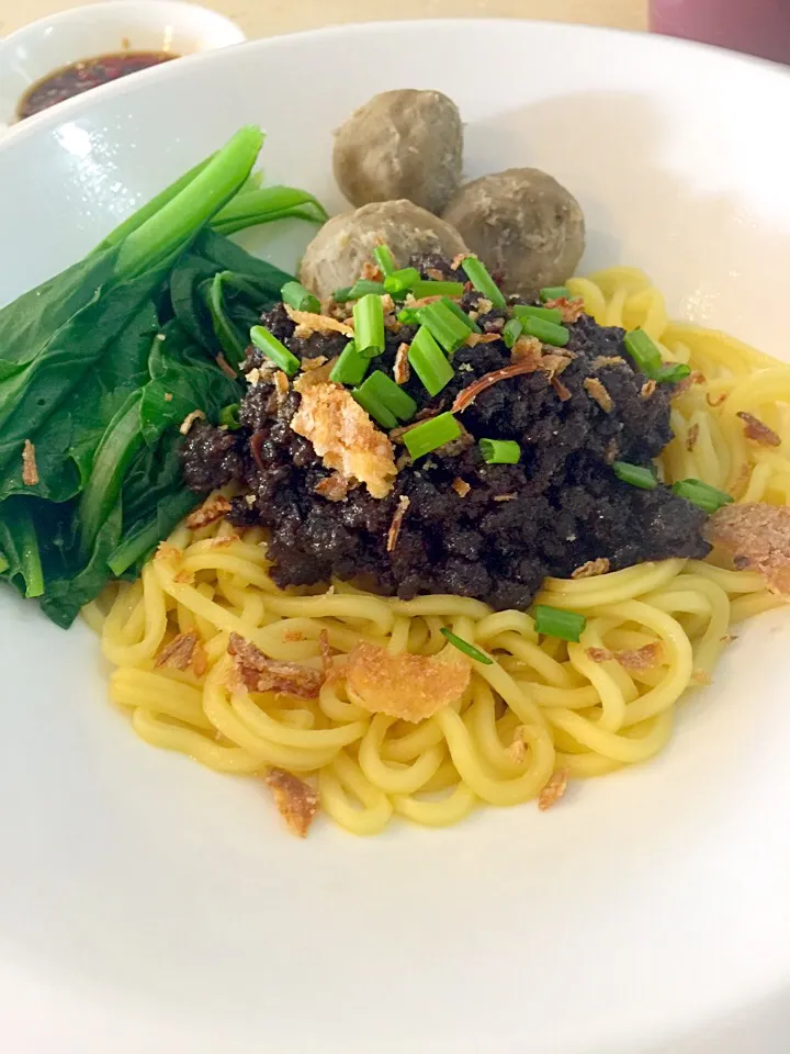 Dried meat noodle with meatball|itontweetsさん