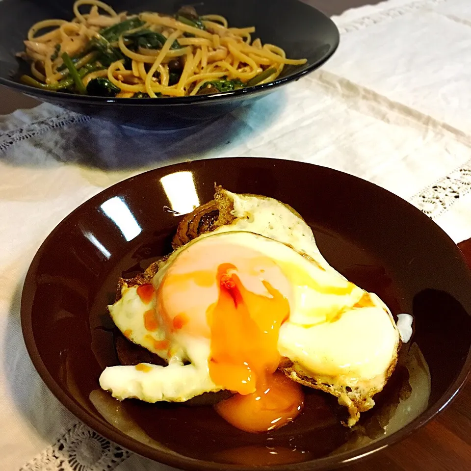 akiさんの料理 玉ねぎステーキ。
とキノコとほうれん草の和風パスタ。|yukko7740さん